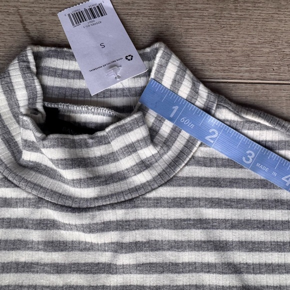 NWT Banana Republic Striped Half Sleeve Ribbed Top S Minimalist Everyday - Picture 4 of 7